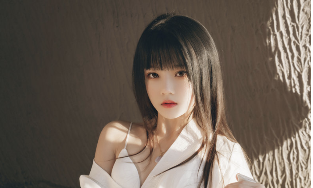 桜桃喵的甜美暴击：条纹毛衣下的萌妹世界，心动了没？-瓜次元