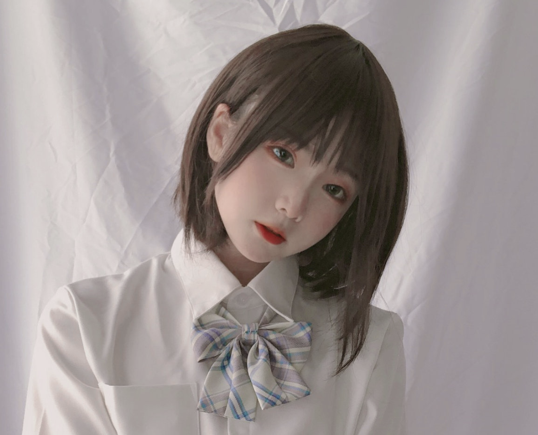 是青水的秘密：萝莉颜与性感曲线的双重魅力，百合子的踪迹又将揭开怎样的故事？-瓜次元