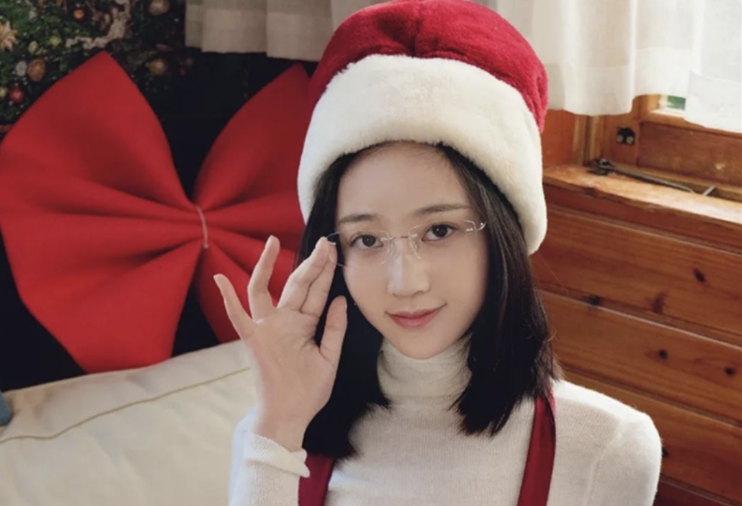 Nnian年年小红帽美图分享：甜美微笑背后的魅力-瓜次元