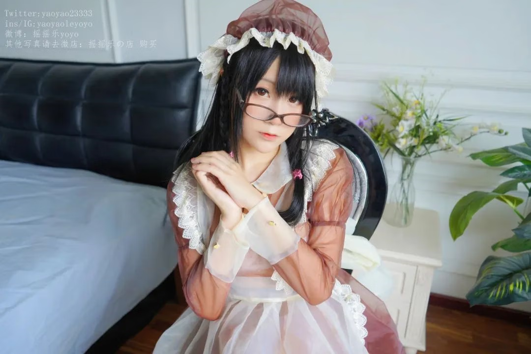 摇摇乐作品图片鉴赏，咖啡色的服装有点透-瓜次元
